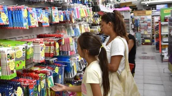 Cuadernos, crayones y cartucheras, los útiles escolares que más aumentaron