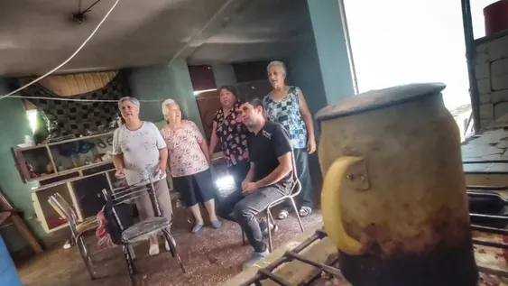 Vecinos apoyan a familia que usurpó una casa: dicen que el barrio mejoró