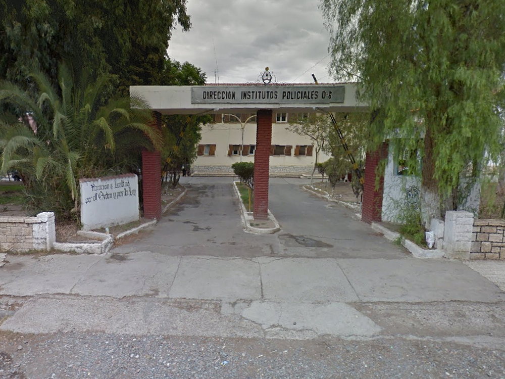 Robó un celular y se refugió por error en la Escuela de Policía