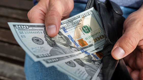 el dolar oficial subio $20 en agosto y cerro a $1.530, mientras el blue termino en $1.555