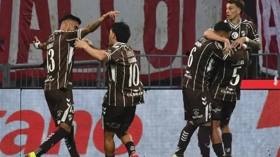 Momento. Guido Mainero ya hizo lo suyo y todo Platense lo busca para festejar un gol que hizo historia para ser campeones después de 120 años de esfuerzo.