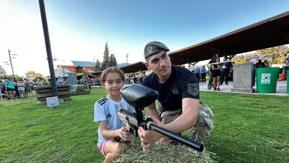 Los niños hicieron prácticas de tiro con bolas de pintura.