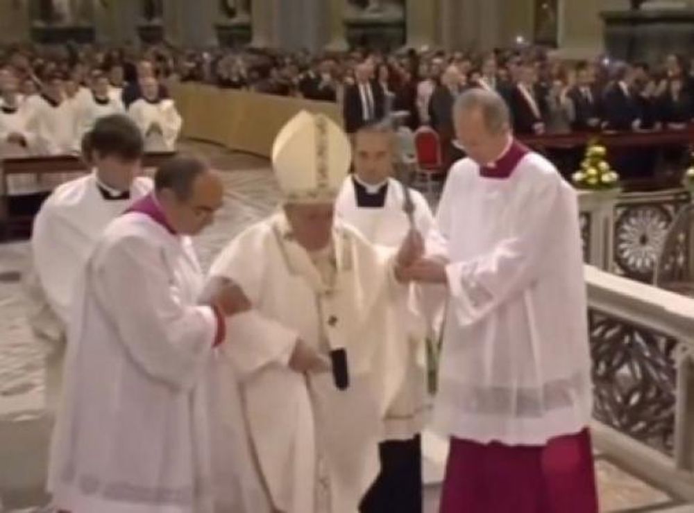 [VIDEO] El Papa tropezó y cayó dos veces