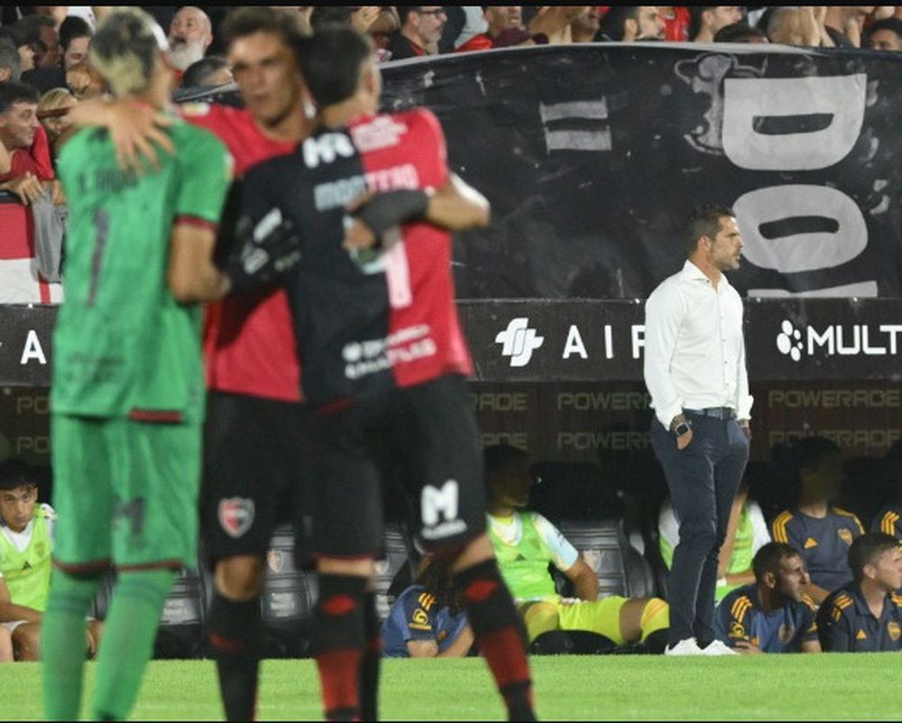 Las dos caras. Algarabía en los jugadores de Newells y desazón en la mirada perdida de Gago, técnico de un Boca que fue superado claramente por el equipo rosarino.