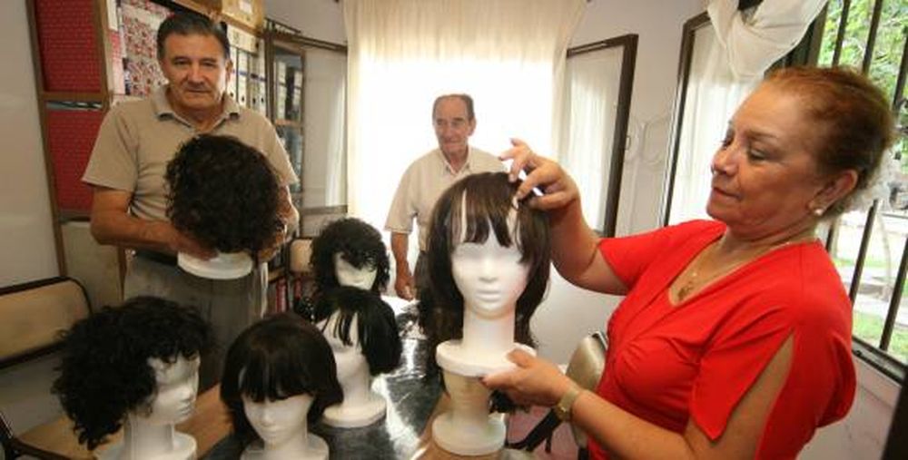 Buscan pelo para hacer pelucas para gente con cáncer