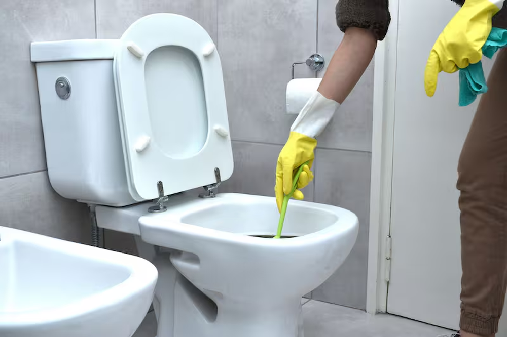 El truco casero puede ser muy útil para eliminar sarro pero no reemplaza productos de limpieza (Fuente: Shutterstock).