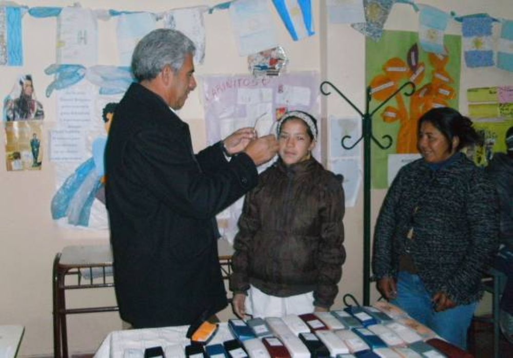 Entrega gratis de 48 pares de anteojos