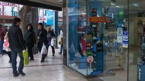 En el primer día del outlet, el frío le ganó a las rebajas