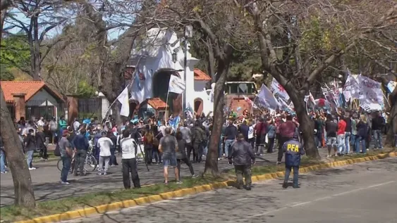 Militantes peronistas coparon Olivos y hay tensión por la movilización opositora