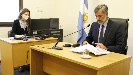 En otro giro, un juez anuló el fallo contra el empresario que abrió su fábrica en cuarentena y lo absolvió