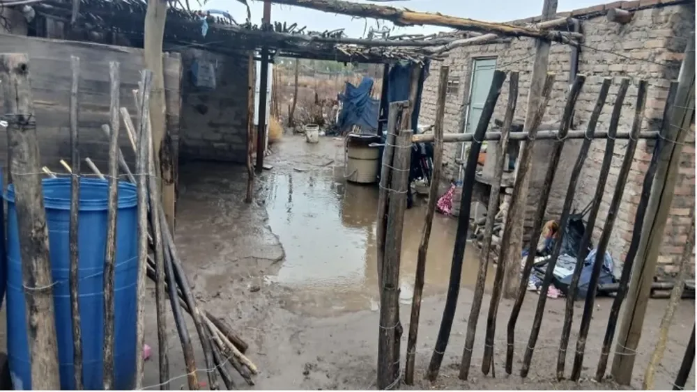 Serios daños en viviendas precarias ocasionó el temporal de Santa Rosa, obligando a implementar operativos de asistencia en toda la provincia.