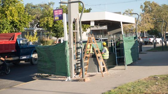 En Rivadavia hoy se comenzó con la construcción de la segunda parada de colectivos climatizada.