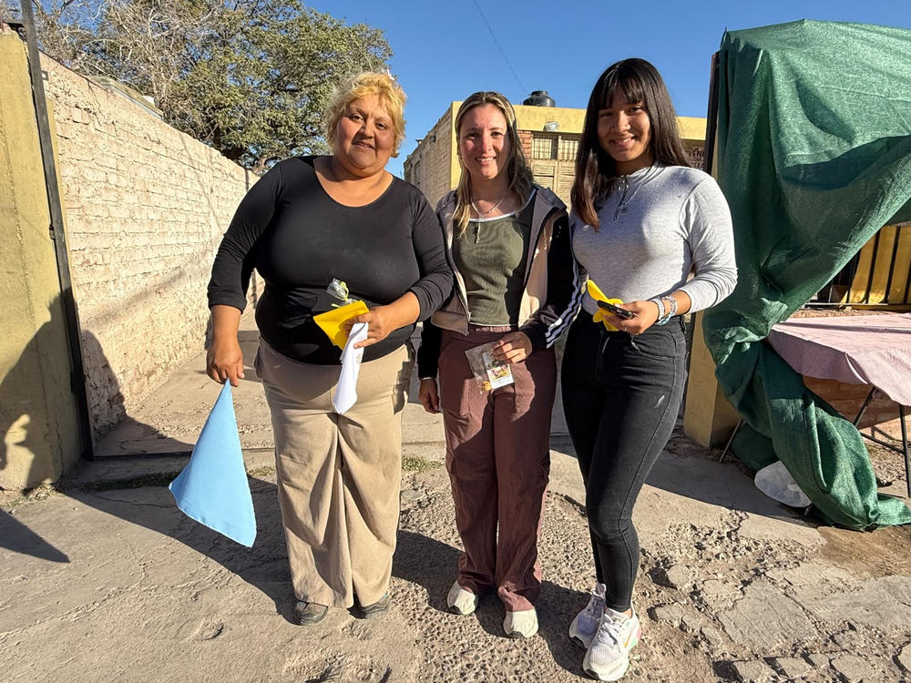María Araya fue con su hermana y sobrina a la procesión de San Cayetano. Fue para pedir que no le falte trabajo y comida a su familia. 'Rezamos para que la visita del Papa nos reconforte a los argentinos y bendiga al país para salir adelante', dijo la mujer.