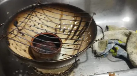 El improvisado calentador que la víctima usaba para hacer de comer, encendiendo alcohol.