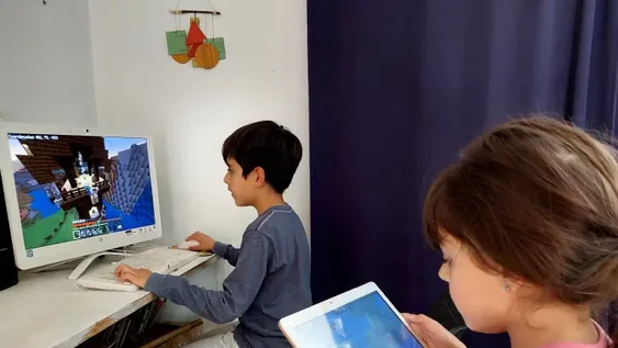 Por el confinamiento, crecieron de 2 a 6 las horas diarias que los chicos usan pantallas