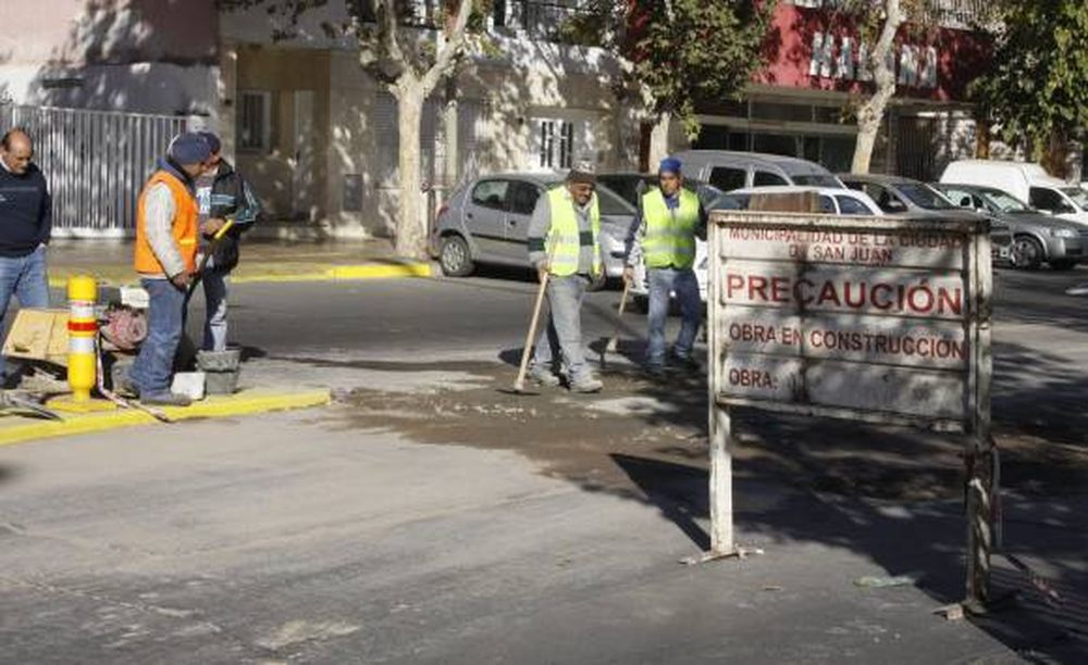 Las roturas del asfalto que  revelan la ciudad antigua