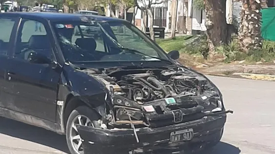 Un violento choque en Sarmiento dejó dos autos destrozados