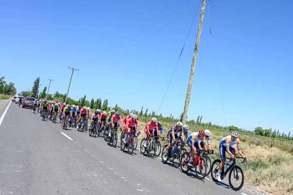 Todo el color de la primera fecha de la temporada de ruta de ciclismo