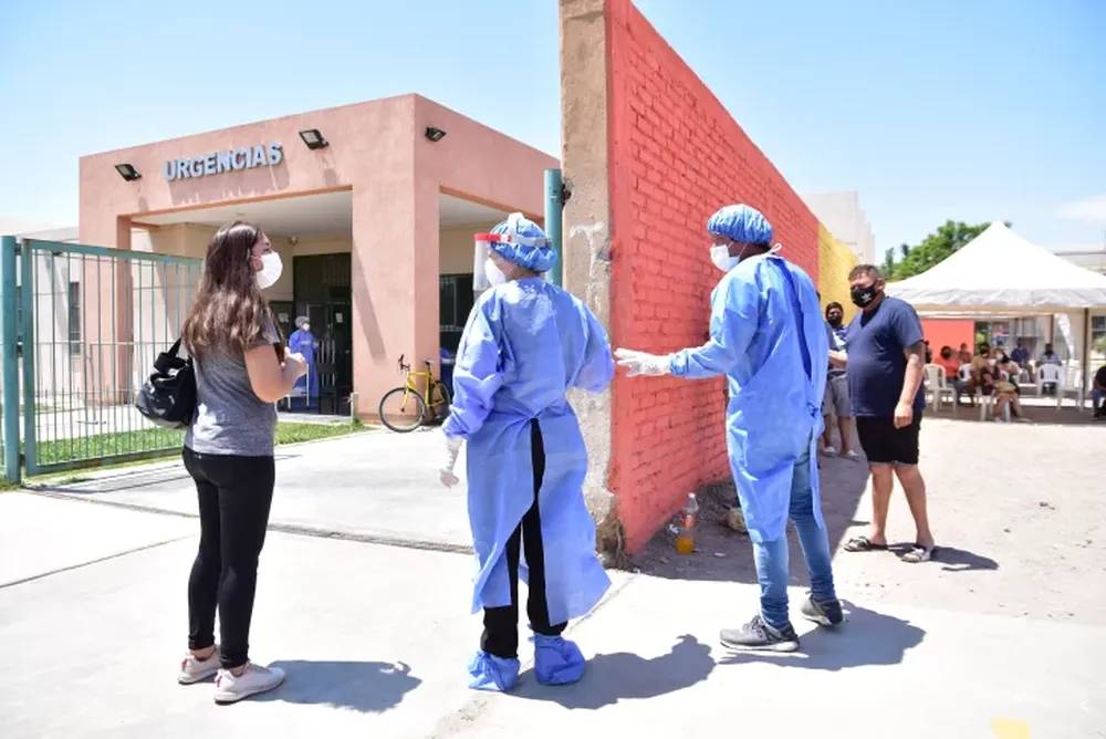 Aunque no se acercó al récord, sigue la onda expansiva de contagios: 2.135 nuevos casos