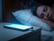 por que recomiendan no dormir nunca con el celular cargando en la mesita de luz