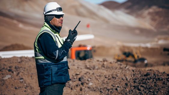 En el proyecto hoy trabajan más de 2.600 personas, que se desempeñan a más de 4.000 msnm, en lo que será la mina de cobre más grande del país.&nbsp;