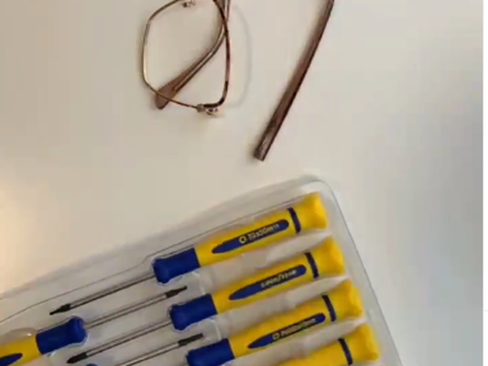 Furor en las redes por un video con un truco para arreglar anteojos