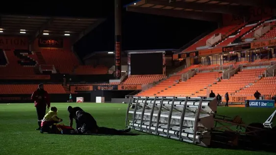Tragedia en el fútbol francés: murió un jardinero al que se le cayó encima un panel de luz