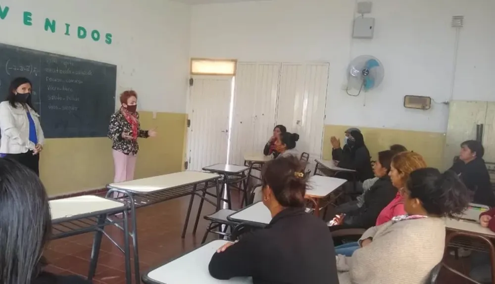 Todo un curso de escuela secundaria todavía no puede comenzar las clases