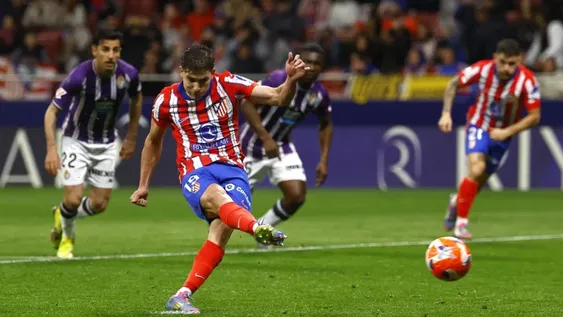 INFALIBLE. Julián Álvarez anotó dos penales en el triunfo del Aleti.