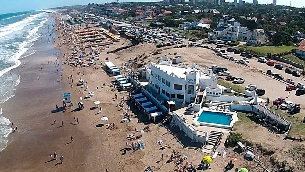 Tres camionetas atropellaron a un turista durante una picada en Pinamar y se dieron a la fuga