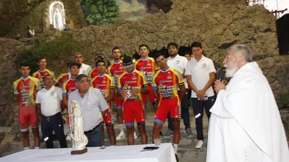 Bajo el manto de la Virgen de Fátima