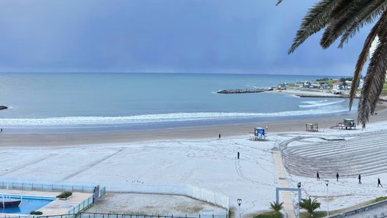 mar del plata amanecio cubierta de nieve tras 35 anos: mira las mejores postales y videos