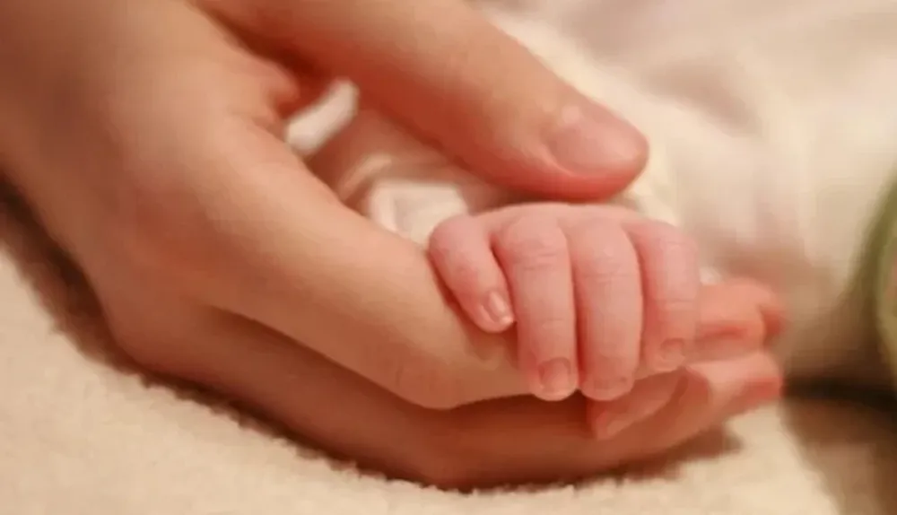 Dolor por un bebé recién nacido que murió de coronavirus