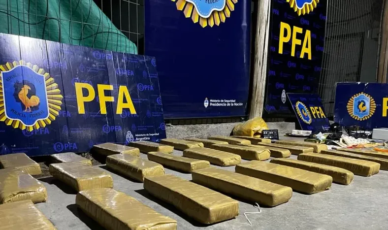 Operativo en Rivadavia: secuestraron 33 ladrillos de marihuana y detuvieron a 6 sospechosos