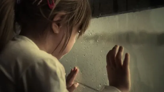 Un hombre se ofreció a llevar en moto a la amiga de su hija y la manoseó en el camino