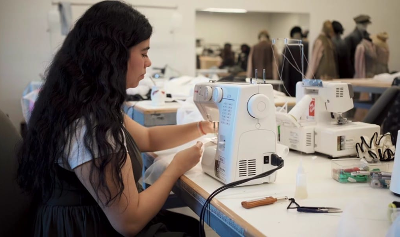 Paula Torres, la actriz que encontró en la costura una pasión, y hoy es una de las 8 personas que se forman en vestuario teatral en el Teatro Colón