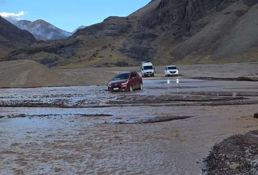 Rescataron a una familia atrapada por una creciente en el Paso Internacional de Agua Negra