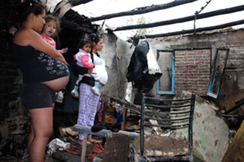 Pobre, soltera y con 6 chicos, quedó sin nada por un incendio