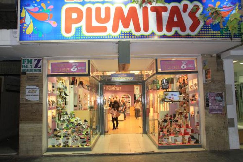 Plumitas en su renovado local