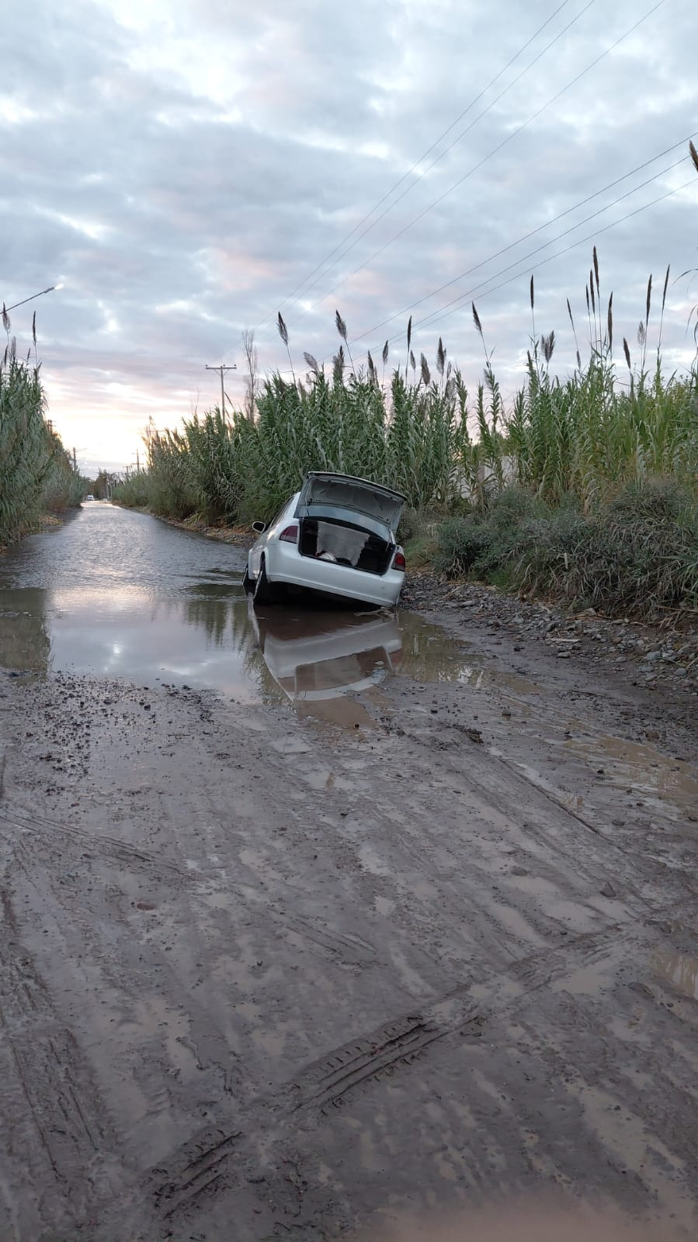 Vecinos denuncian un caño roto sobre calle Dr. Ortega que se rompe constamente y que genera inundaciones y aislamiento para tres barrios de Rawson.