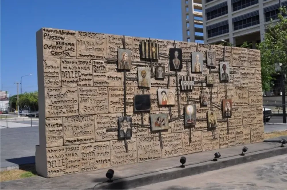 Un joven y una menor, detenidos por robar dos reflectores en el Monumento al Holocausto