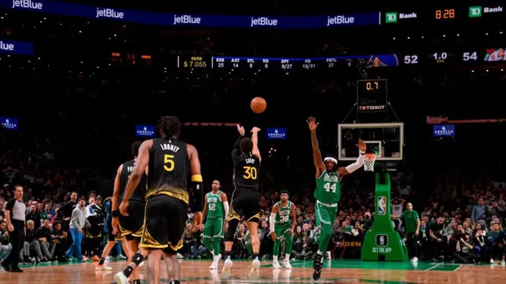 Jugada clave en un partido de la NBA.