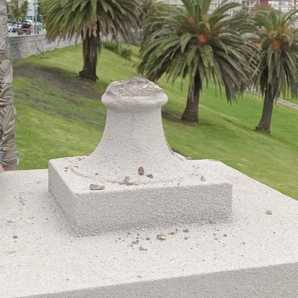 Escalera vandalizada.-