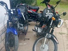 Las motos con las que fueron detenidos los dos hermanos tras una persecución policial. Las motos con las que fueron detenidos los dos hermanos tras una persecución policial.