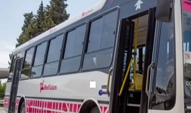 Balearon a un joven en una parada de colectivos en Rawson y se salvó de milagro