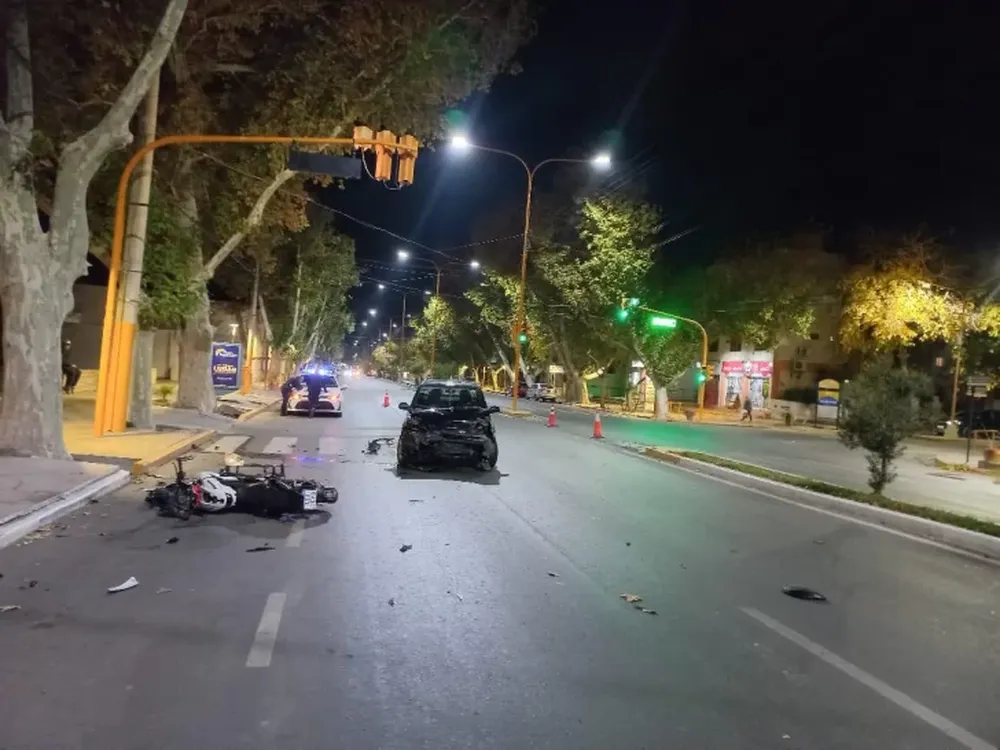 Giró en U y se llevó por delante a una motociclista que habría sufrido una fractura