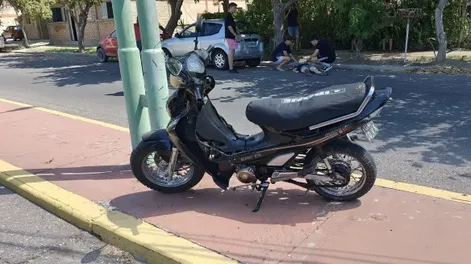 Joven perdió el control de la moto y su acompañante fue hospitalizada
