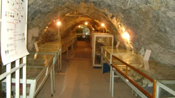 Museo Einstein, ubicado en las cuevas de la Sierra Chica de Zonda (Rivadavia)