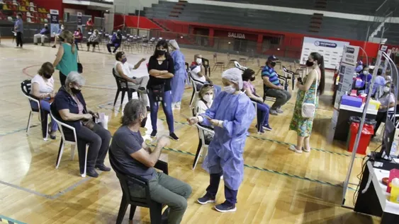 Desde mañana empiezan a colocar sin turno el refuerzo de la vacuna a mayores de 50