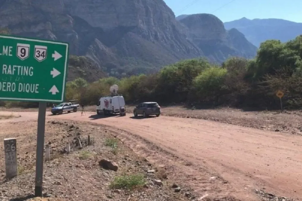 Un helicóptero de la Policía se acercó a la playa y voló las sombrillas de los turistas